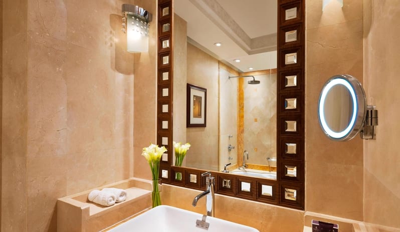 Al-Bustan-Ritz-Carlton-Hotel-Deluxe-King-Mountain-View-Room-Bathroom