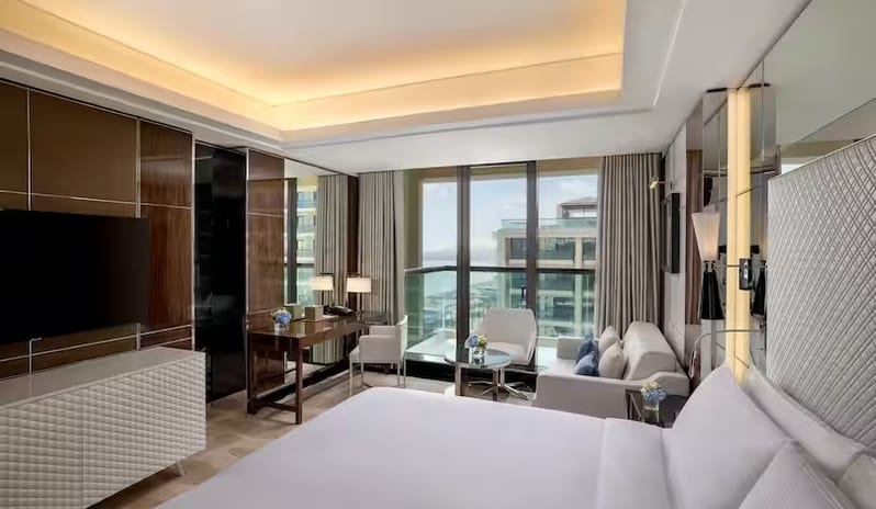 Hilton-Dubai-Palm-Jumeirah-Royal-Suite-Master-Bedroom