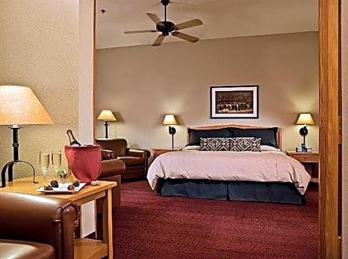 Wuksachi Lodge - Standard Room - Deluxe Room - King Bed Double