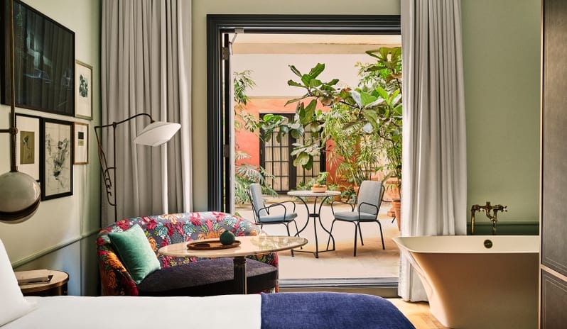 Hotel Per La - Patio Salon Overview