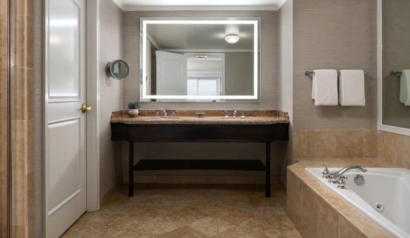 Hyatt Regency Huntington Beach Resort and Spa - Catalina Suite