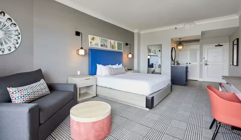 The-Waterfront-Beach-Resort-Resort-View-1-King-Bed-Detail