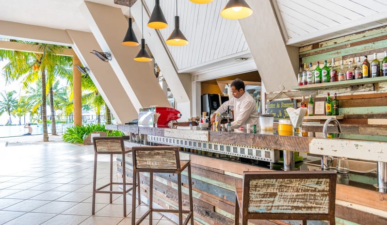 Victoria Beachcomber Resort & Spa - Sky-Pe Bar