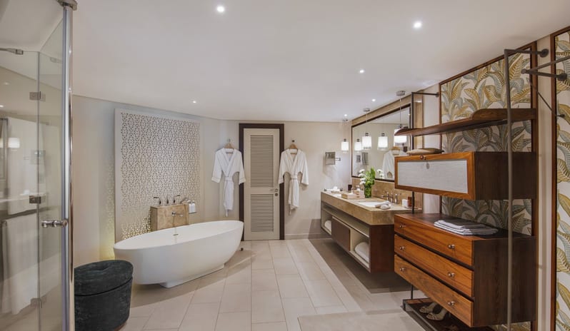 Royal Palm Beachcomber Luxury - Tropical Suite Bathroom