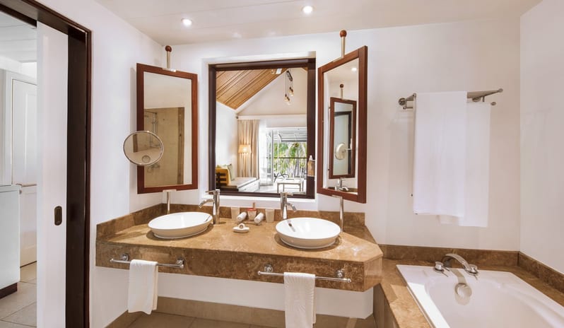 Victoria Beachcomber Resort & Spa - Deluxe Room Ground Floor Bathroom