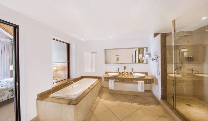 Victoria Beachcomber Resort & Spa - Executive  Suite Bathroom