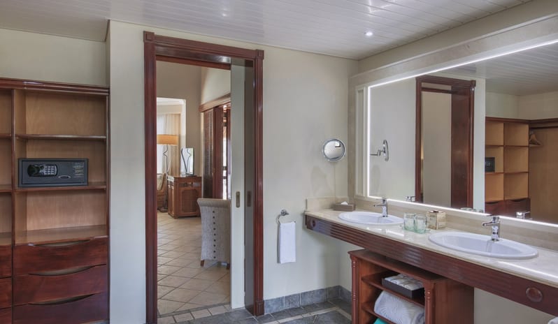 Dinarobin Beachcomber Golf Resort & Spa - Junior Suite Bathroom