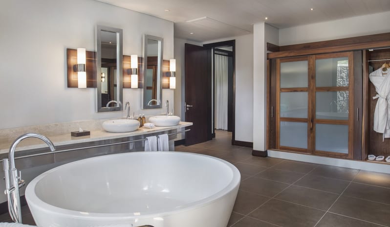 Trou Aux Biches Beachcomber Golf Resort & Spa - Beachfront Senior Pool Suite Bathroom