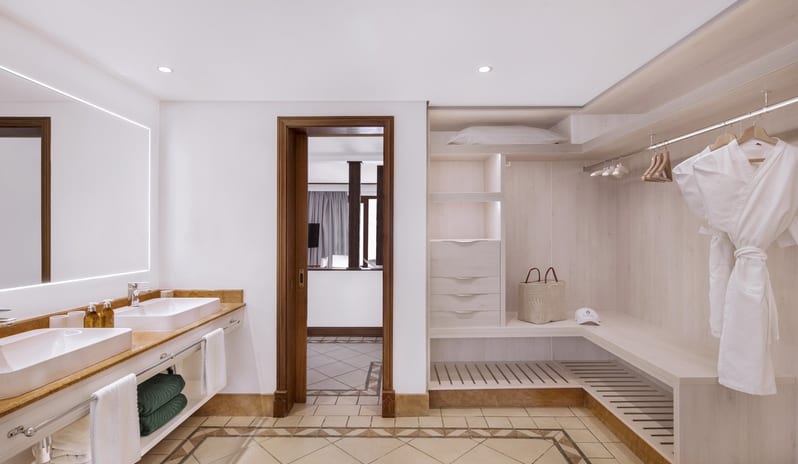 Paradis Beachcomber Golf Resort & Spa - Junior Suite Ground Floor Bathroom