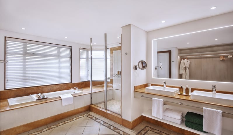 Paradis Beachcomber Golf Resort & Spa - Rooms - ﻿Junior Suite Beach Front Bathroom 2