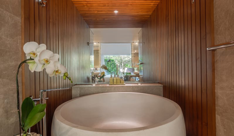 Impressive Lagoon Pool Suite - King-bathtub