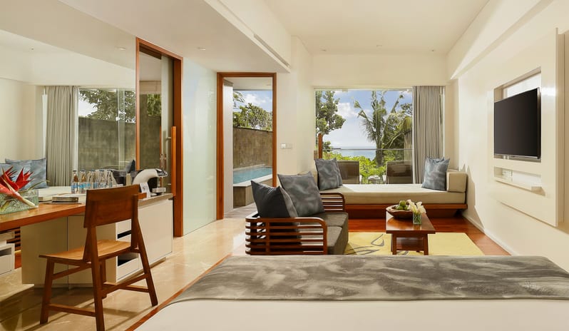 Heavenly Ocean View Pool Suite - Living-room