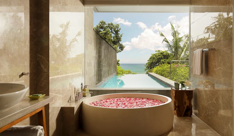 Heavenly Ocean View Pool Suite - Bathtub