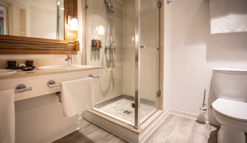 Canonnier Beachcomber Golf Resort & Spa - Rooms - Standard Sea Facing Bathroom