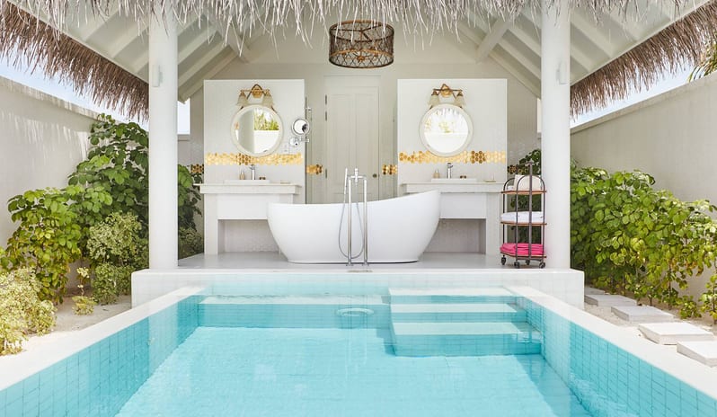 Grand Beach Villa with Pool - Outdoor Bath