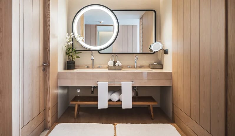 Family Suite Pool Access - Bathroom