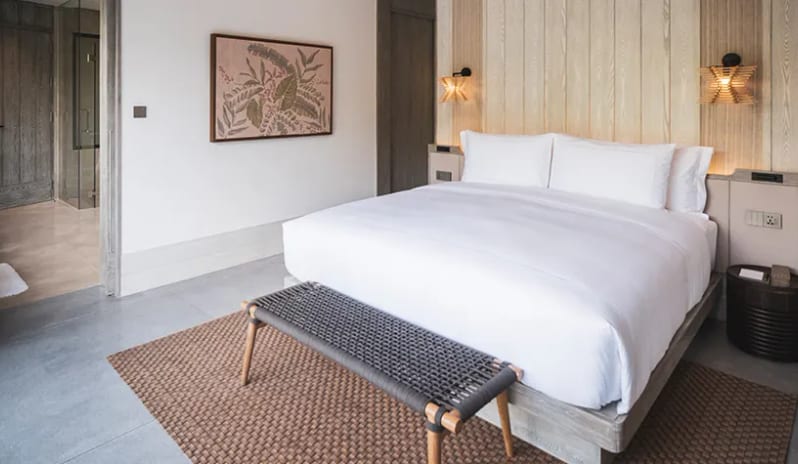 Lagoon Pool Villa Bed