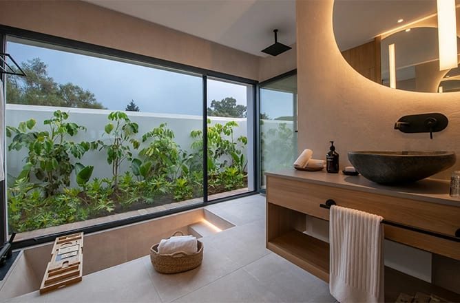 SO/ Studio King Bathroom View