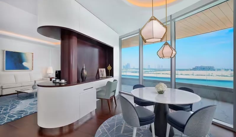 Deluxe One-Bedroom Corner Suite Double Dining Tabel