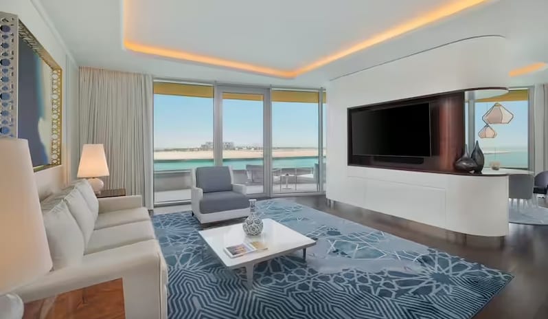 Deluxe One-Bedroom Corner Suite Double Living