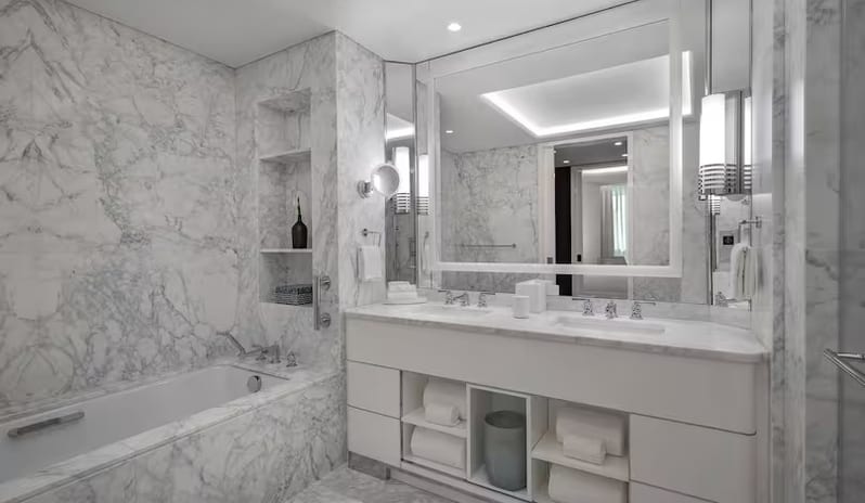 Deluxe One-Bedroom Corner Suite Double Bathroom