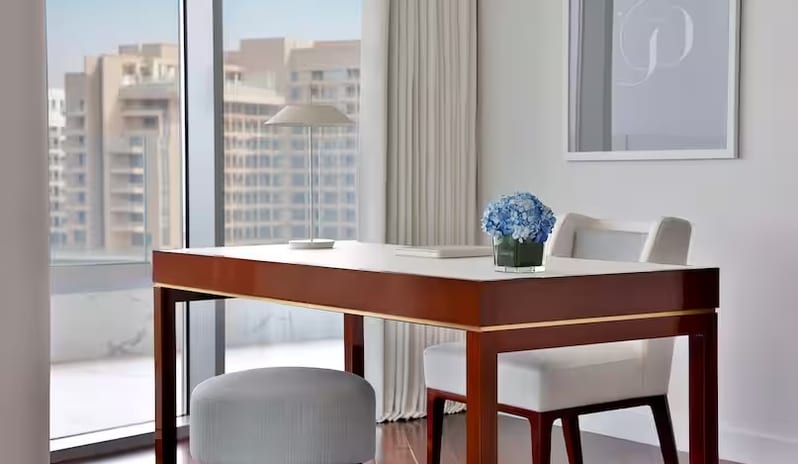 One-Bedroom Corner Suite With Sea View Double Desk