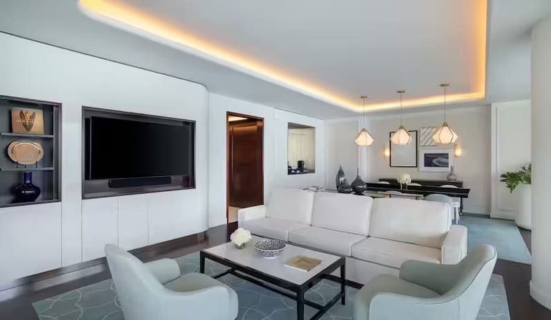 One-Bedroom Corner Suite With Sea View Double Living