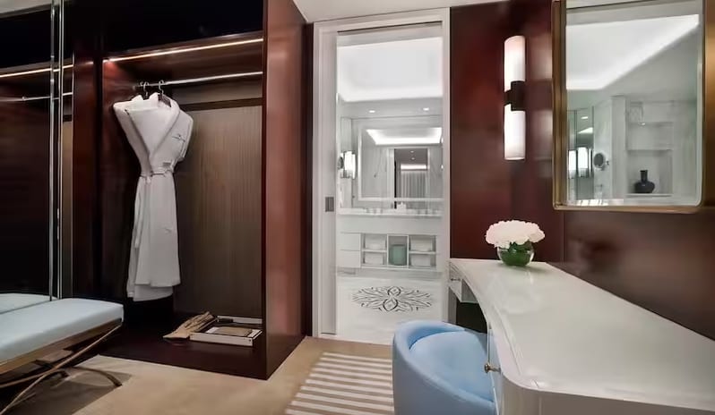 Deluxe One-Bedroom Suite Double Vanity