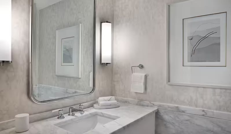 Deluxe One-Bedroom Suite Double Bathroom