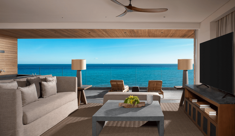 Panoramic Suite Ocean Front Living