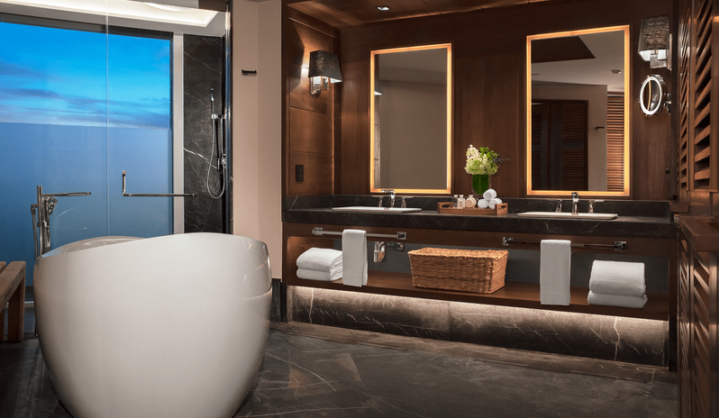 Panoramic Suite Ocean Front Bathroom