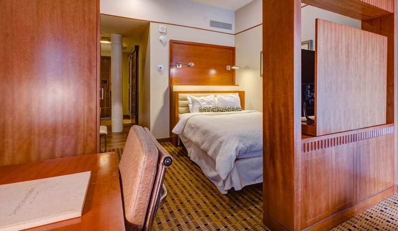 Pullman Guest Rooms Desk