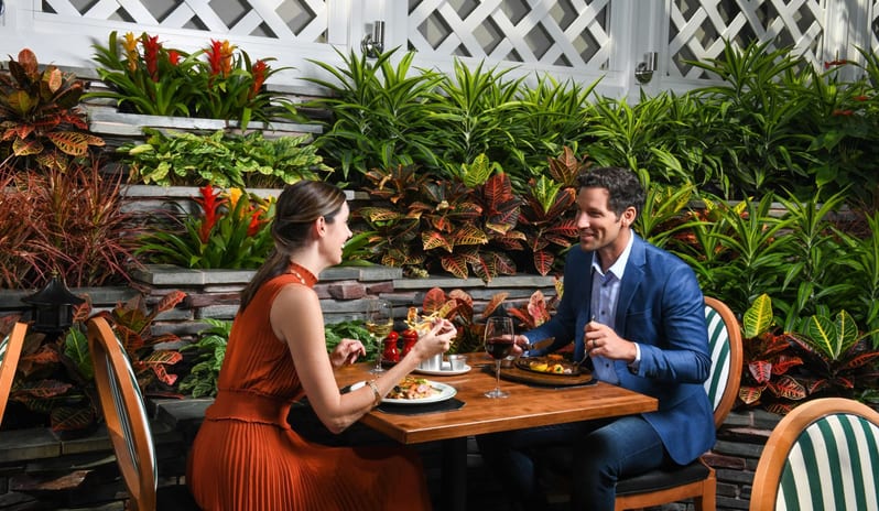 La Taverne Dining Couple