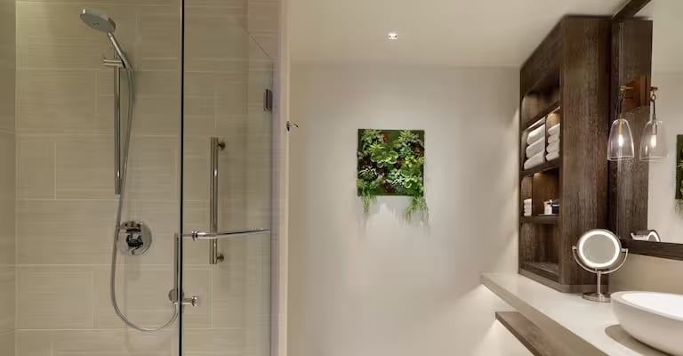 2 Queen Beds Bathroom