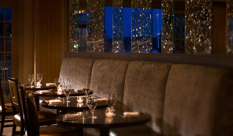 The Oval Bar & Lounge