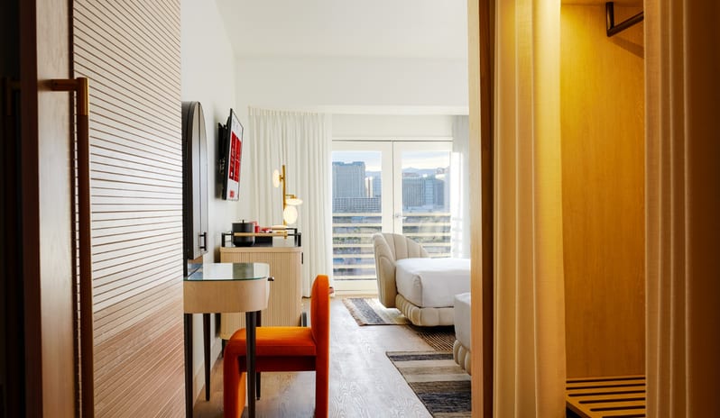 2 Queens Strip View Chamber