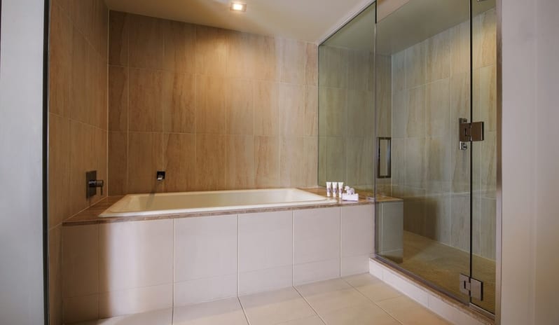 Ruby 2 Queens Strip View Grand Chamber Suite