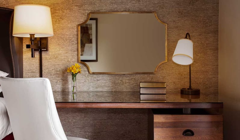 City View Queen Desk