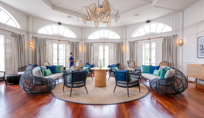 Voyager 47 Club Lounge