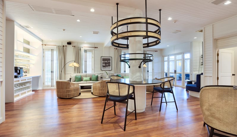 Voyager 47 Club Lounge