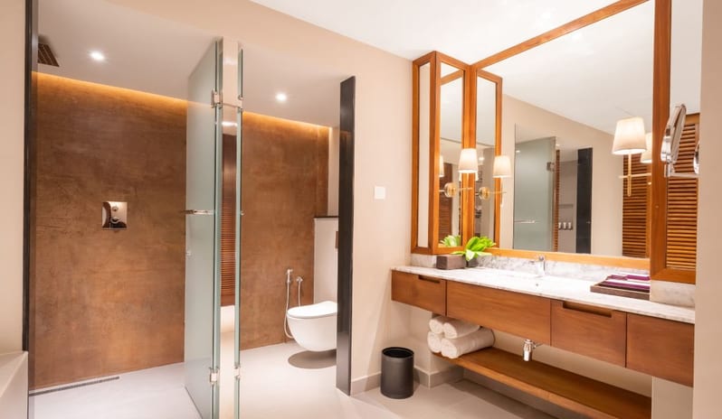 Premium Pool Access Room Bathroom