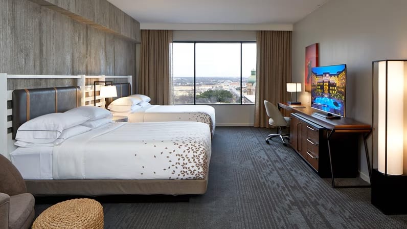 2 Queen Beds, Balcony, Suite