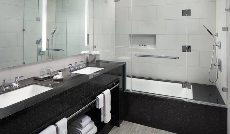 Guest room, 2 Queen(s), Garden view Shower