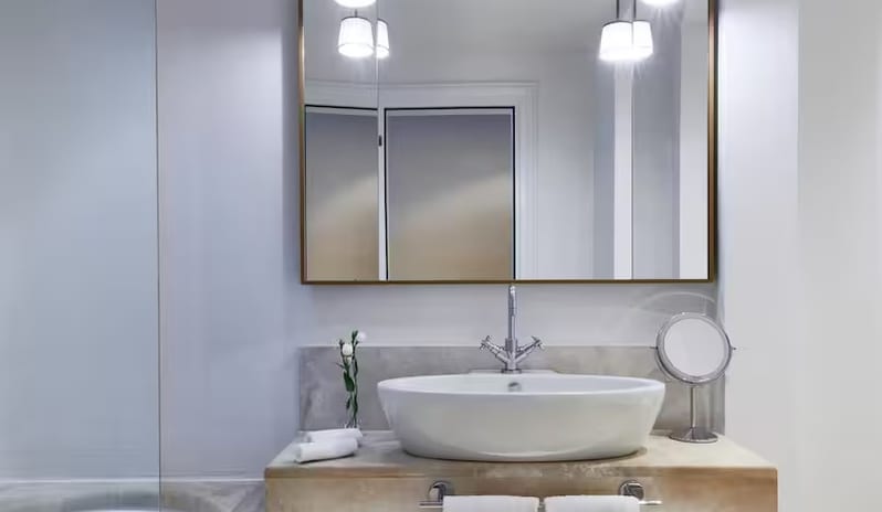 Deluxe Room Bathroom