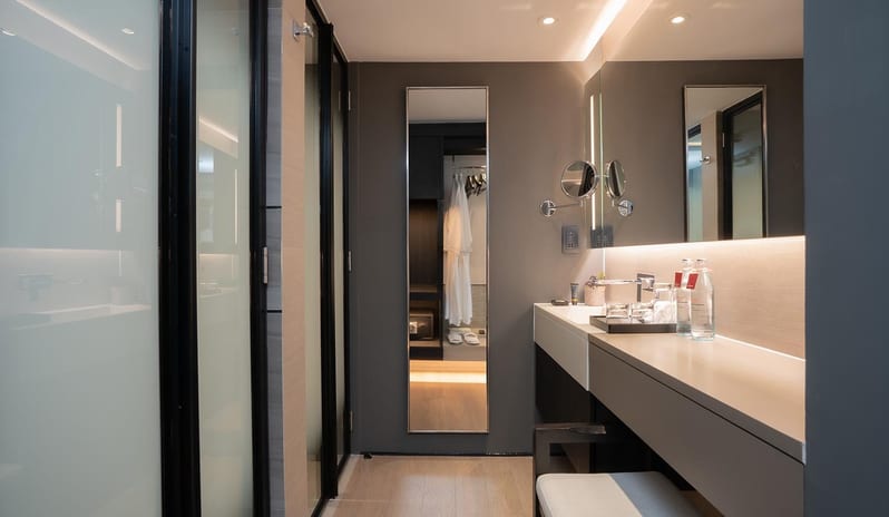 Grand Deluxe Bathroom