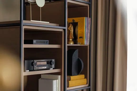 middle-east-holidays-dubai-one-only-royal-mirage-residence-spa-hotel - creative-suite-living-room-entertainment-shelving