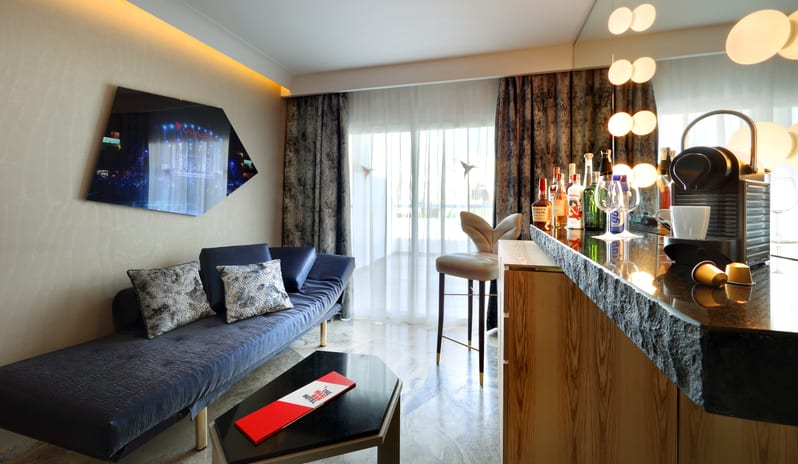 Superior Swim-up Room