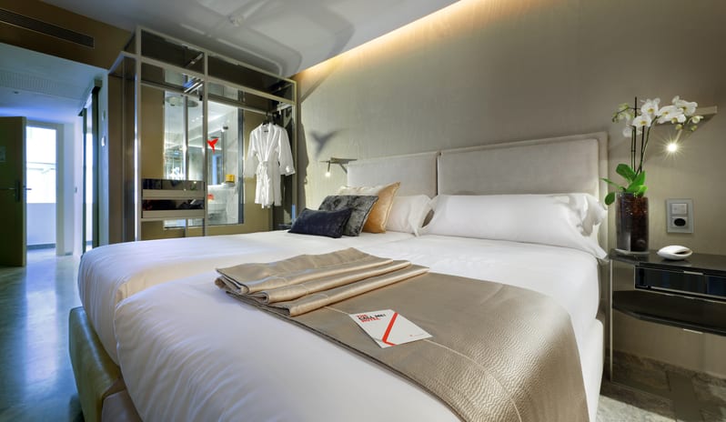 Superior Swim-up Room, Bed