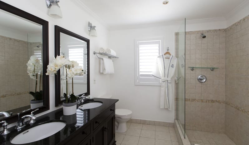 One Bedroom Ocean Front Suite, Bathroom