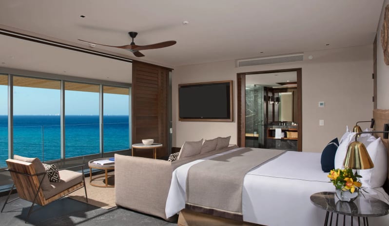 Two Storey Penthouse Suite Ocean Front, Bed